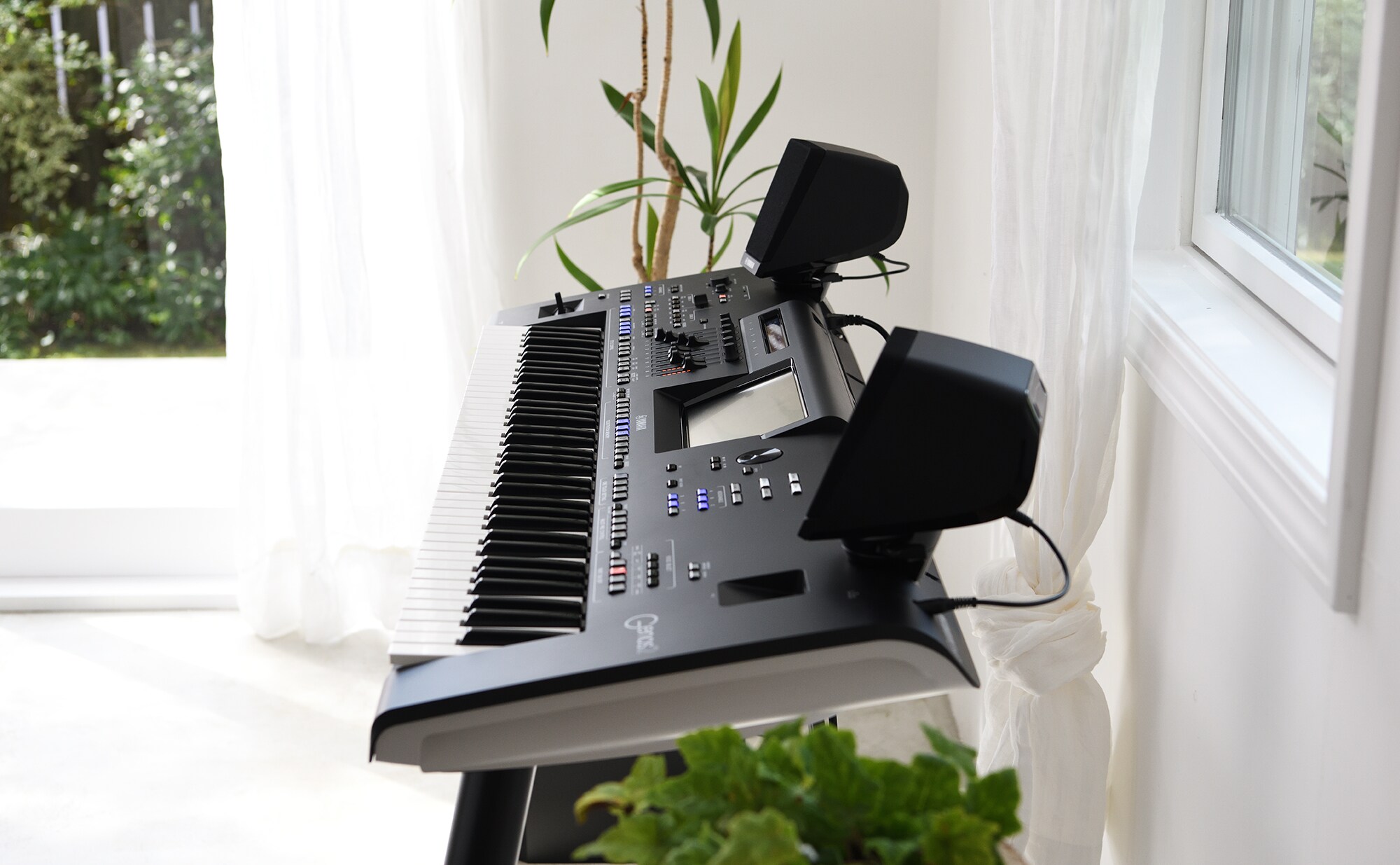 منظر جانبي لآلة جينوس 2 مع مكبّرات الصوت GNS-MS01 المثبّتة عليها