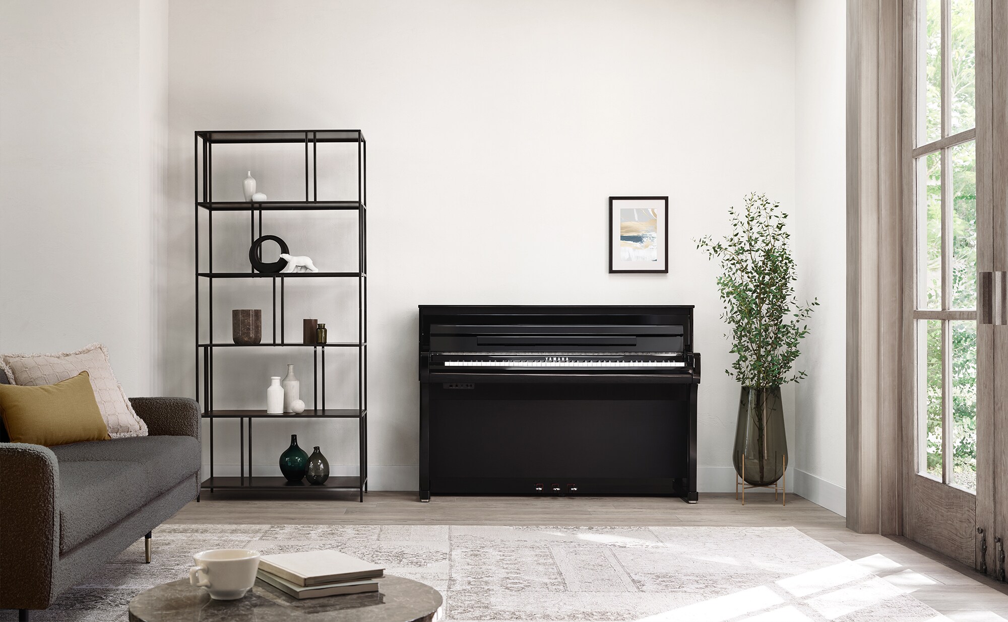 ياماها كلافينوفا CLP-885 (أسود لامع) في غرفة المعيشة