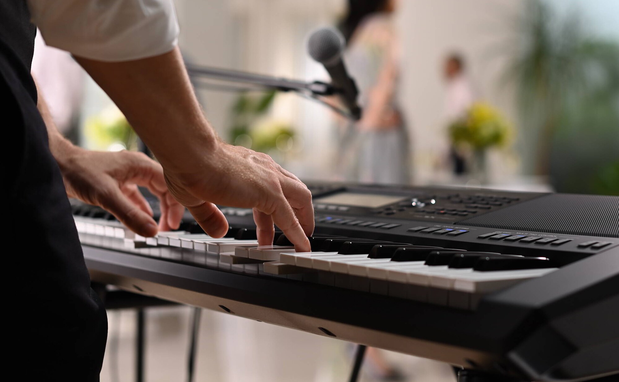 ياماها PSR-SX720 أثناء العزف في مكان حفلة.