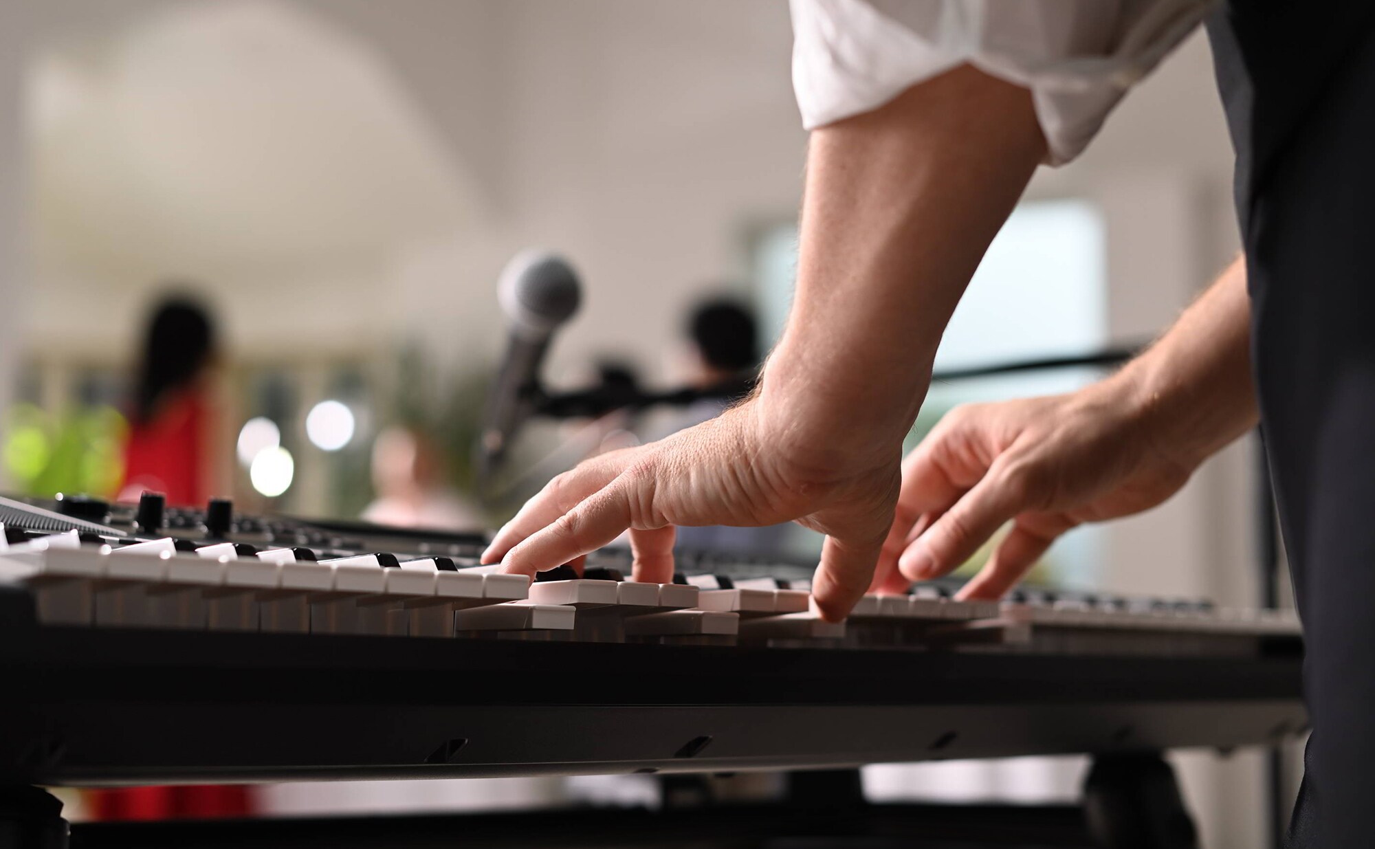 ياماها PSR-SX920 أثناء العزف في مكان حفلة