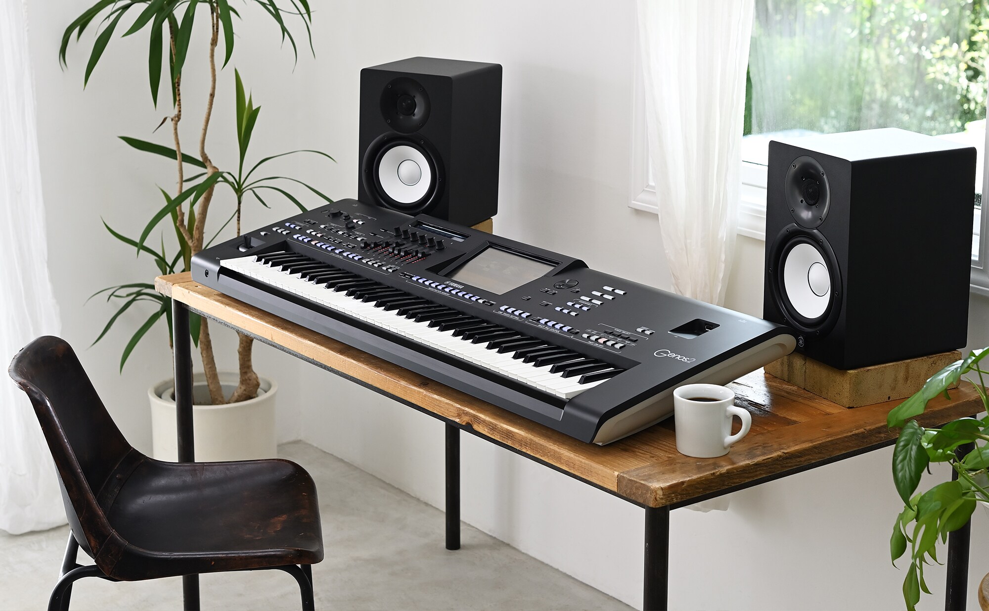 آلة جينوس 2 مع مضخّمات الصوت HS8 وشاشة عرض على مكتب