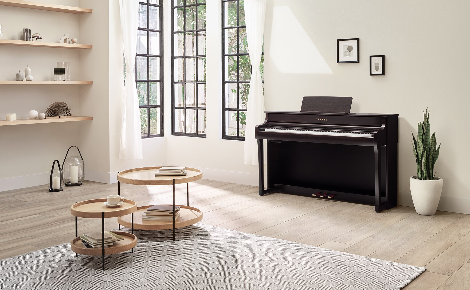 ياماها كلافينوفا CLP-835 (خشب وردي داكن) في غرفة المعيشة