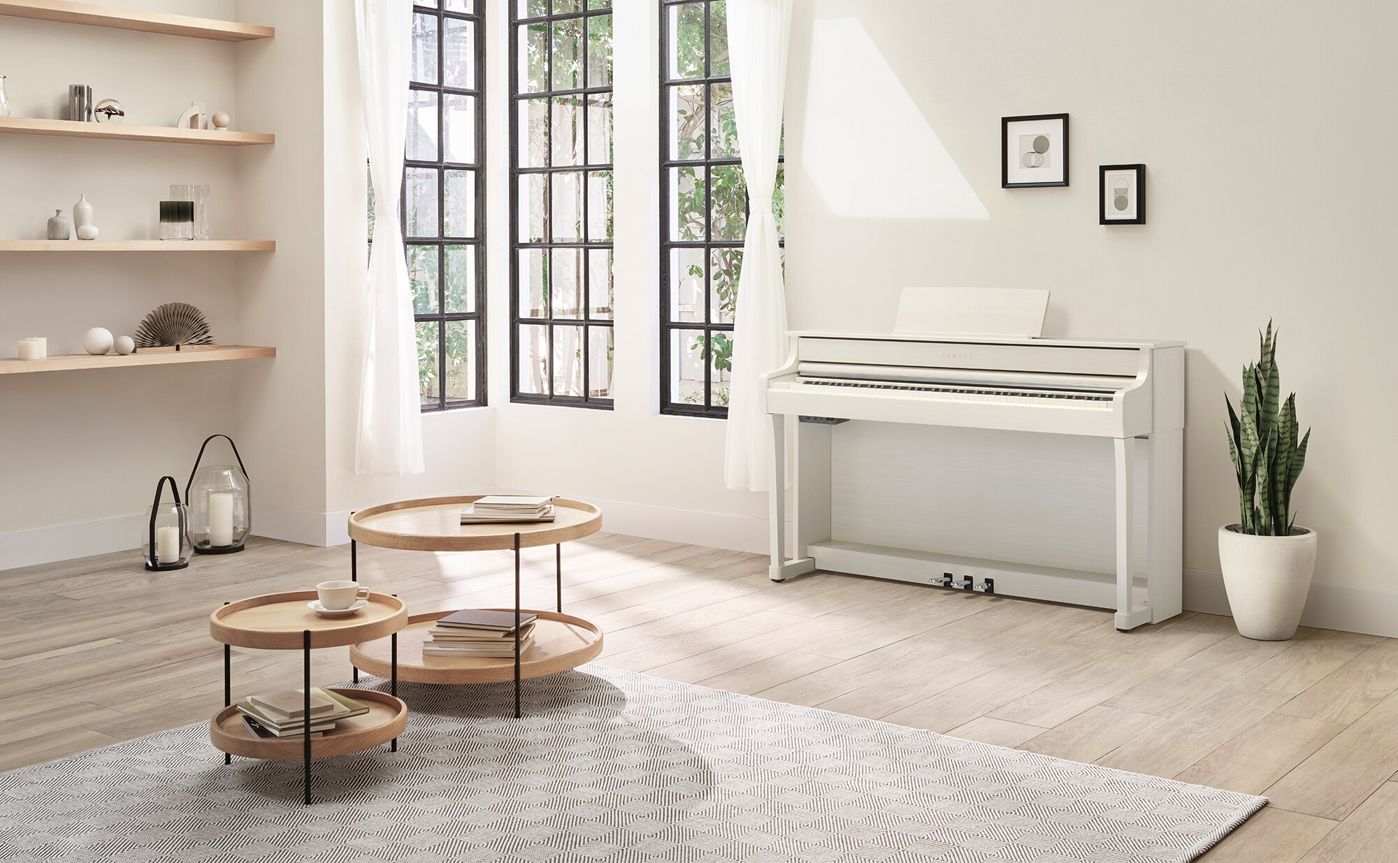 ياماها كلافينوفا CLP-835 (خشب أبيض) في غرفة المعيشة