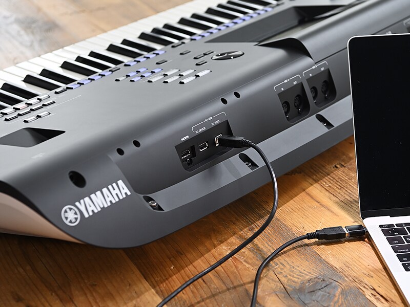 منفذ USB To Device في الجزء الخلفي من آلة جينوس 2 موصول بجهاز كمبيوتر عبر كابل