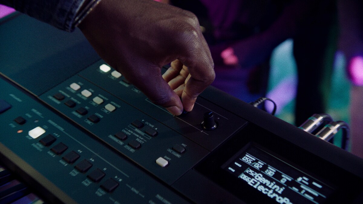 شخص يتحكّم بمقبض Live Control في PSR-E483