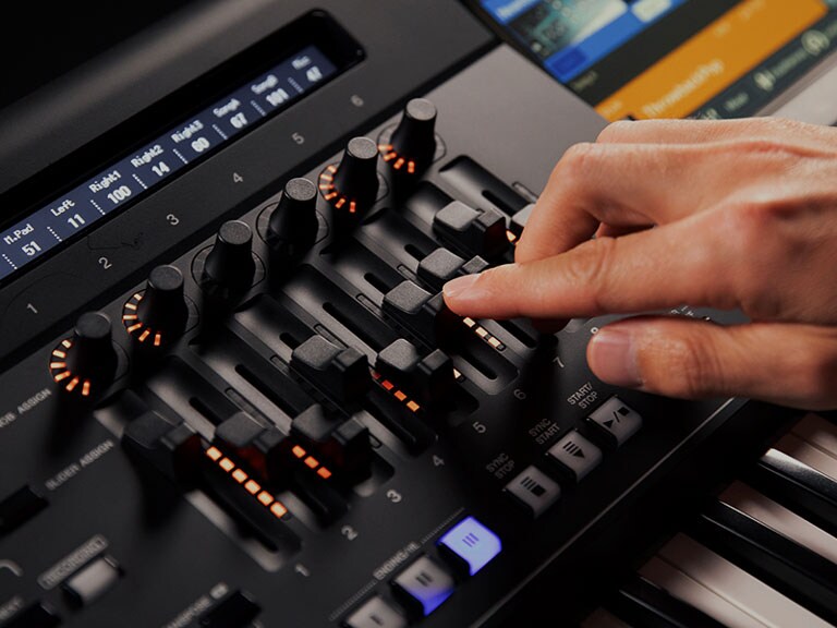 صورة مقرّبة لإصبع يستخدم المنزلق المضيء بمصابيح LED