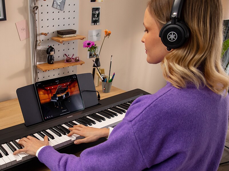 شخص يستخدم السماعات أثناء التدريب على آلة P-145