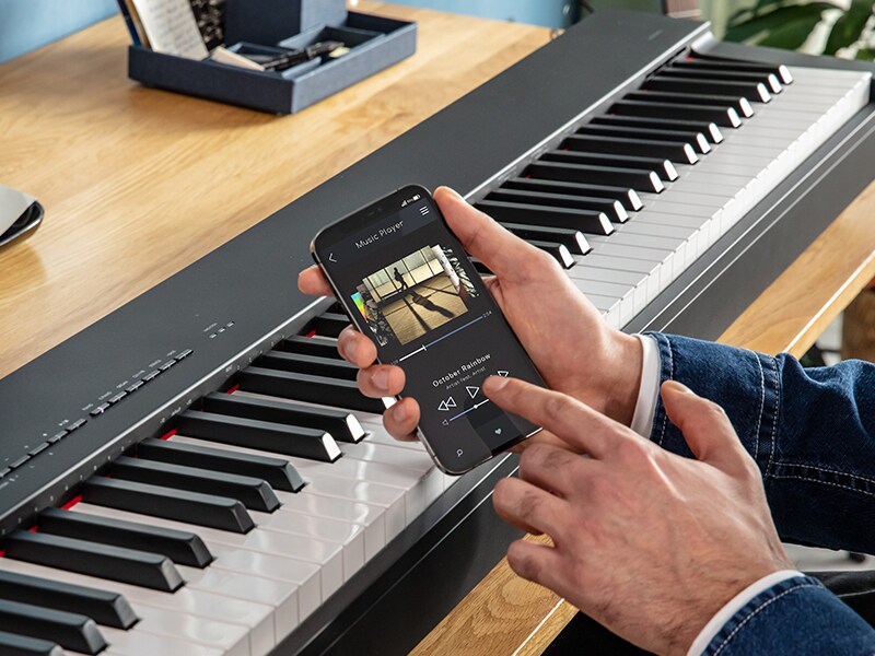 شخص يستخدم هاتفه الذكي لتشغيل الموسيقى