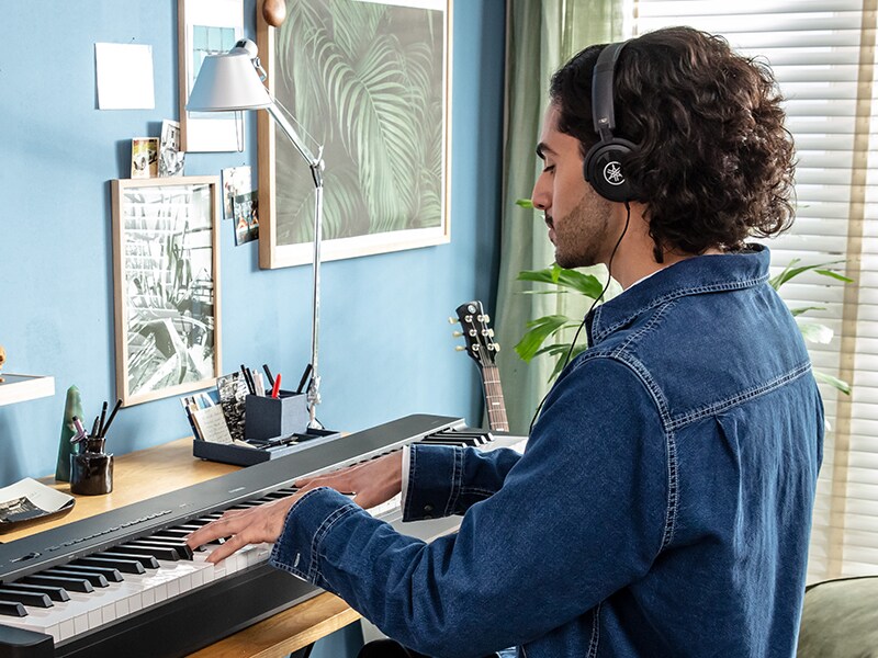 شخص يستخدم السماعات أثناء التدريب على آلة P-223