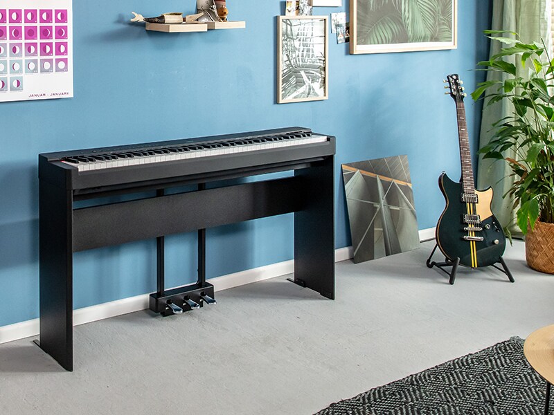 بيانو P-225B فوق حامل اختياري مع وحدة ثلاثية الدواسات