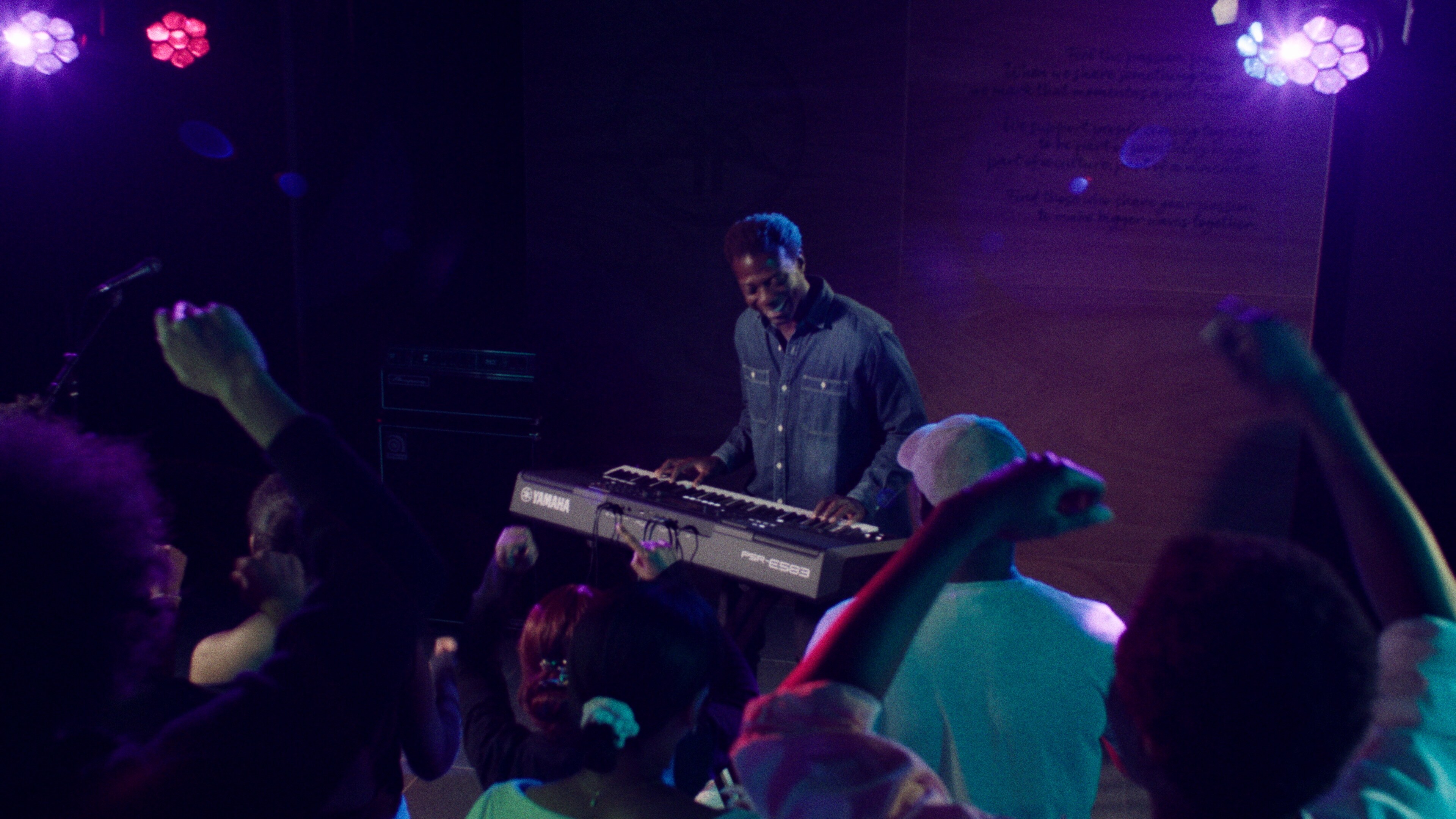 شخص يعزف على لوحة مفاتيح Yamaha المحمولة PSR-E583 باستخدام سماعات الرأس