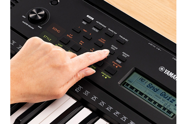 شخص يضغط على زر وضع الاختبار