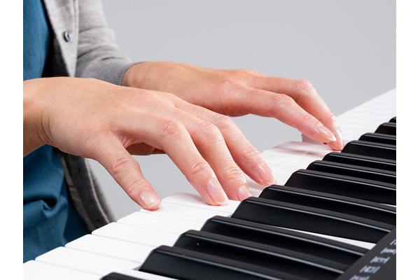 شخص يعزف المرافقة الموسيقية على آلة PSR-E283