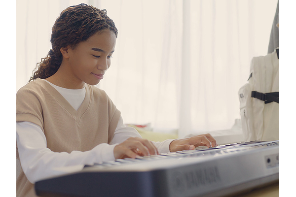 الفتاة تتدرّب على وظيفة العزف التلقائي على الأوتار