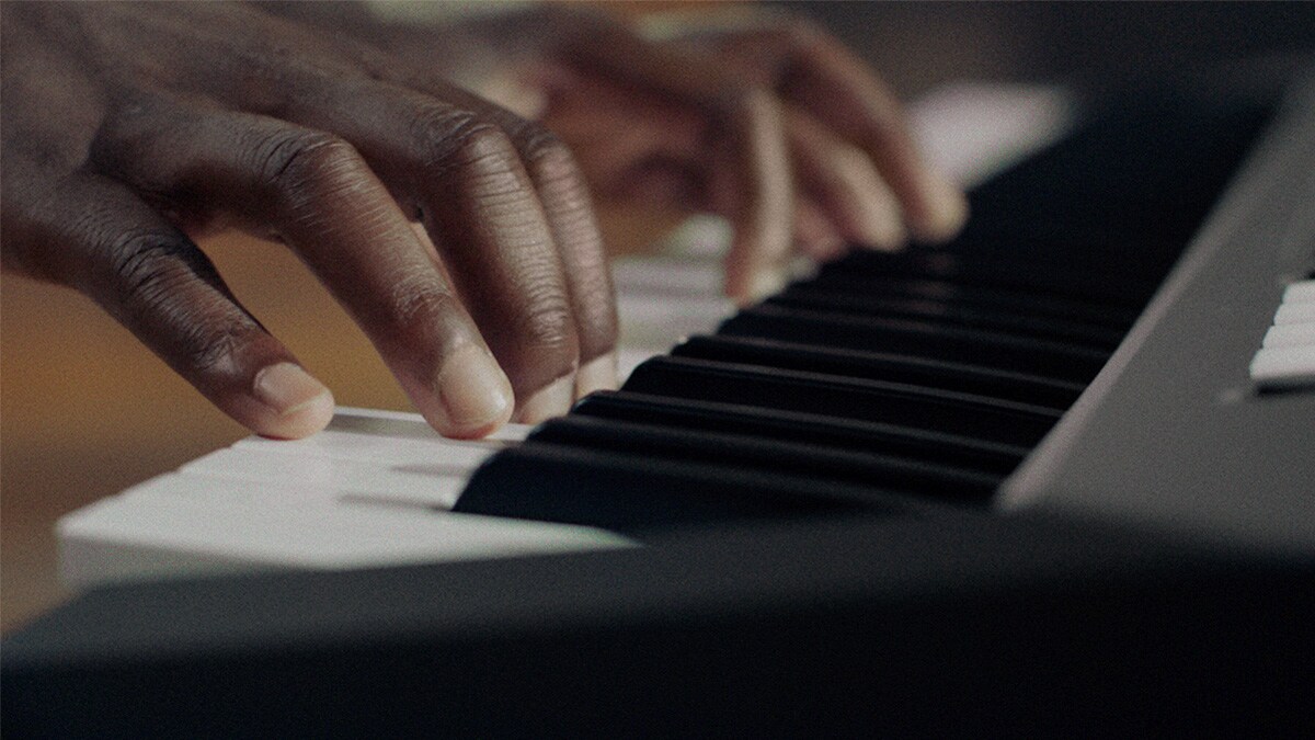 لوحة مفاتيح PSR-E483 يعزف عليها شخص