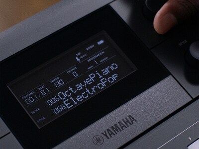 صورة ميزة الشاشة المركزية في PSR-E583