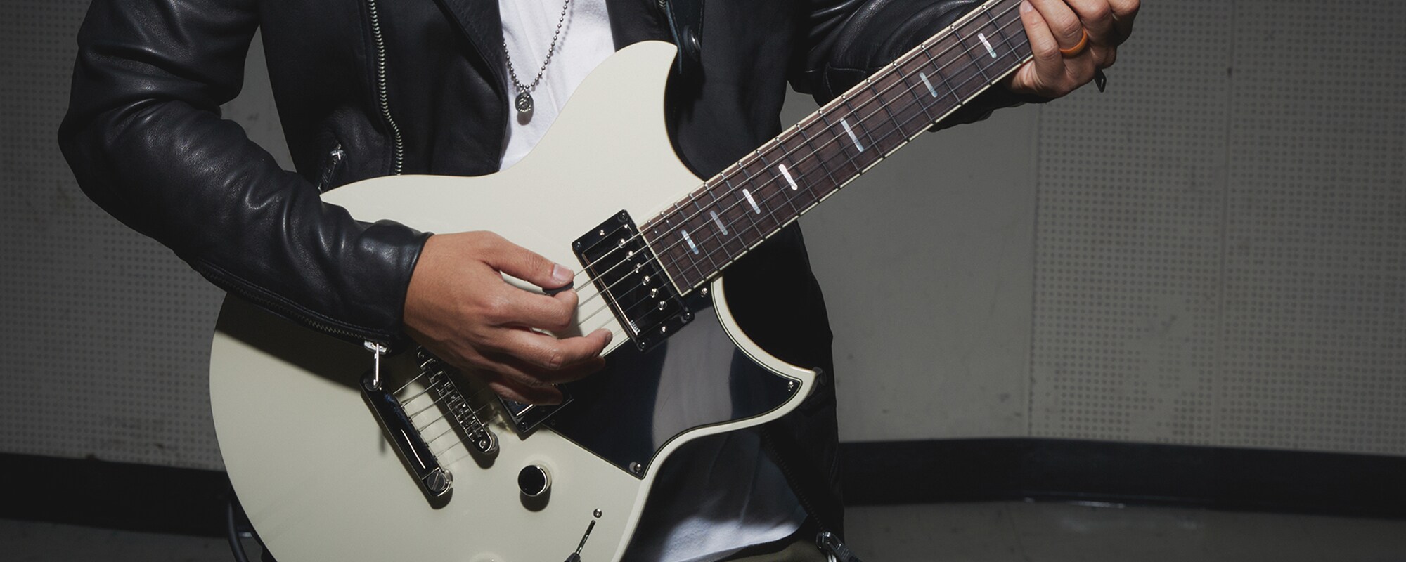شخص يعزف على Revstar Standard “RSS20 VW”
